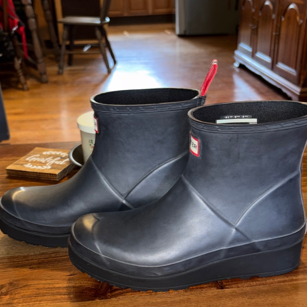 Hunter Short Waterproof Rain Boots in Black with Red Pull Tab